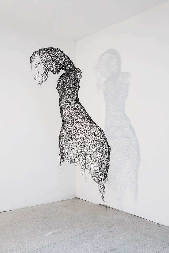 Chimera-2013-crini-di-cavallo-intrecciati-su-struttura-metallica-cm-220x120x60-